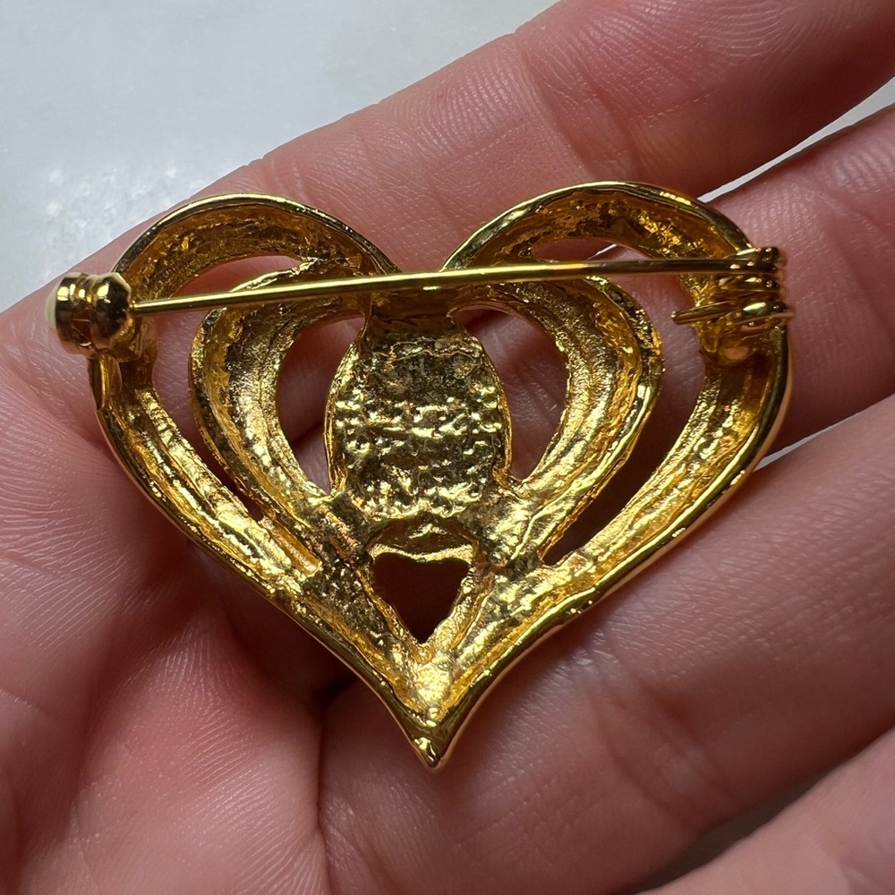 Vintage Gold Tone Heart Brooch Faux Pearl Center Romantic Statement Pin - Picture 4 of 4